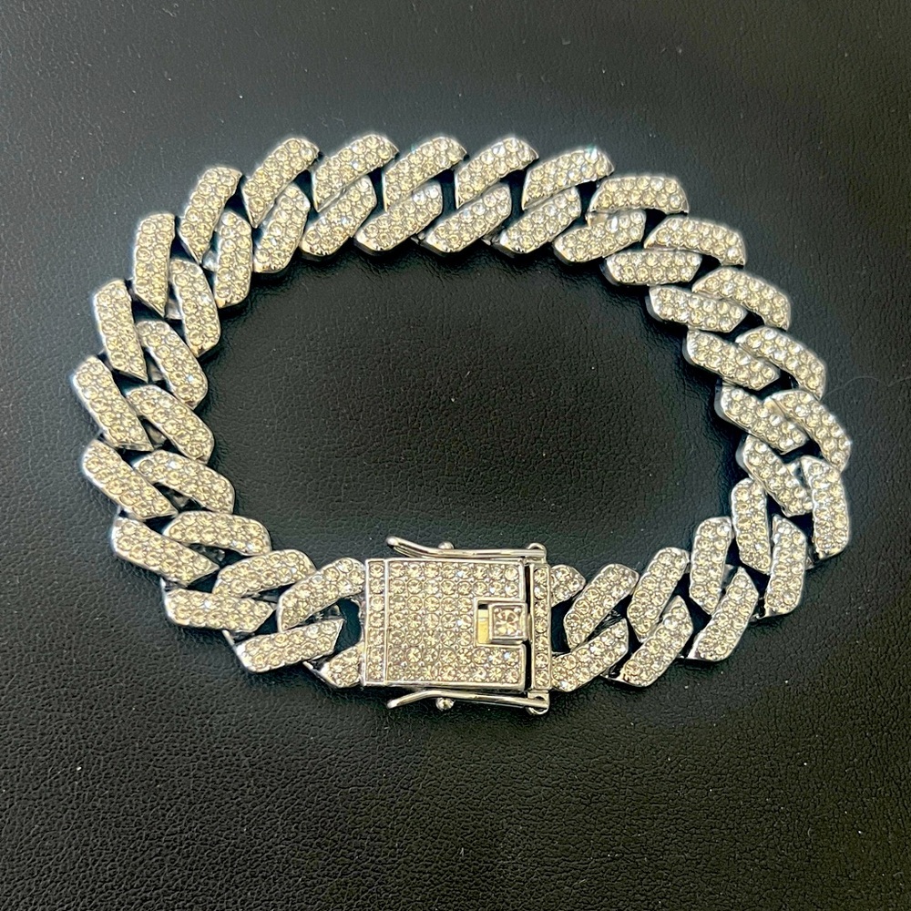 STUNNING CUBIC ZIRCONIA BRACELET ON SILVER. NWOT.